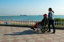 广元八旬老人推轮椅带老伴游中国(为了方便推轮椅带老伴出门)