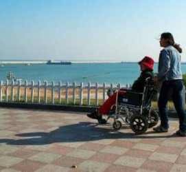 广元八旬老人推轮椅带老伴游中国(为了方便推轮椅带老伴出门)